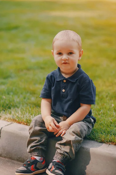 Şirin küçük çocuk.