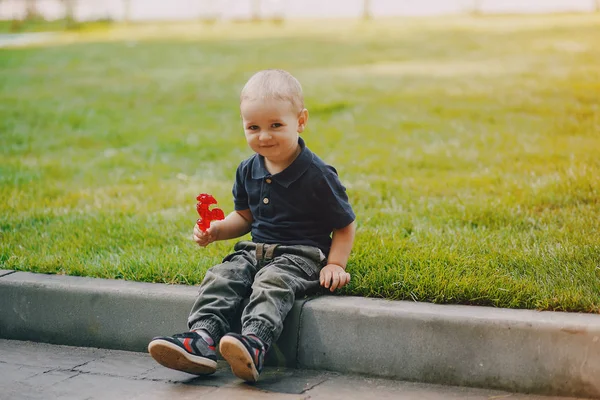 Schattig jongetje — Stockfoto