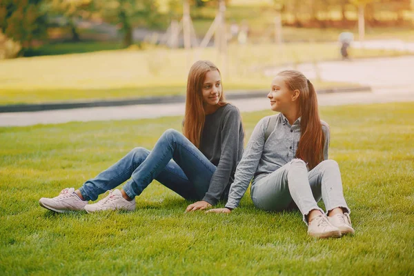 Dívky v parku — Stock fotografie