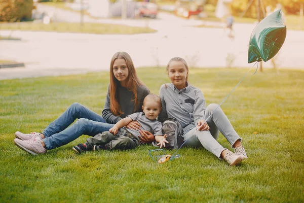 Kinderen in een park — Stockfoto