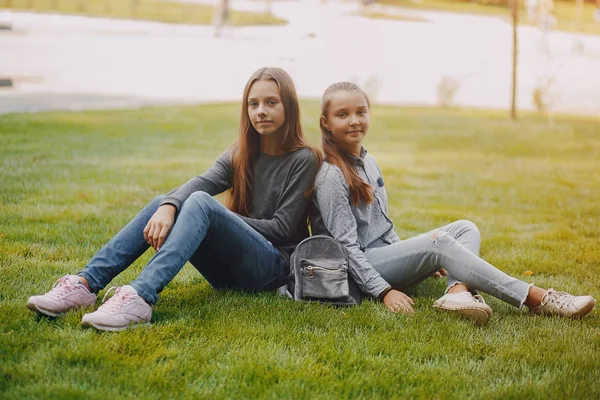 Meisjes in een park — Stockfoto