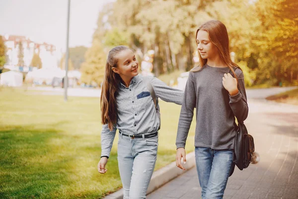 Meninas em um parque — Fotografia de Stock