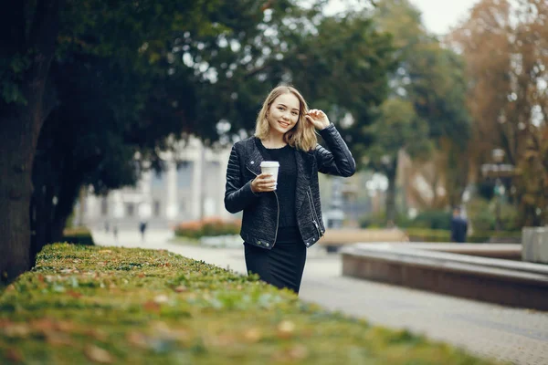 Beautiful blonde in a city — Stock Photo, Image