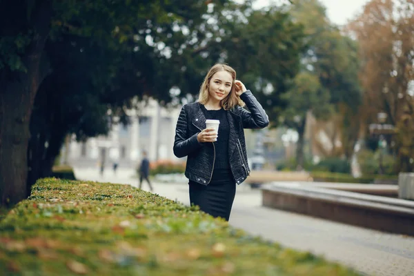 Beautiful blonde in a city — Stock Photo, Image