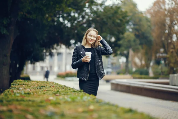 Beautiful blonde in a city — Stock Photo, Image