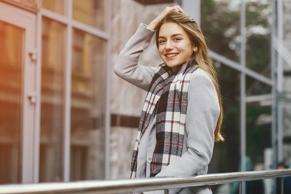 Girl in a city — Stock Photo, Image