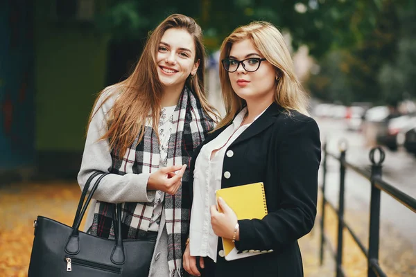 Ragazze in città — Foto Stock