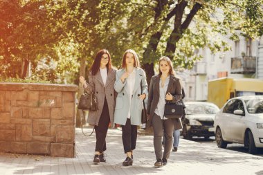 Kızlar bir şehirde