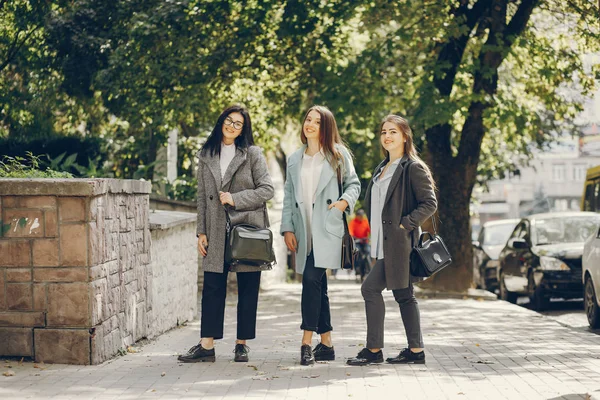 Ragazze in una città — Foto Stock