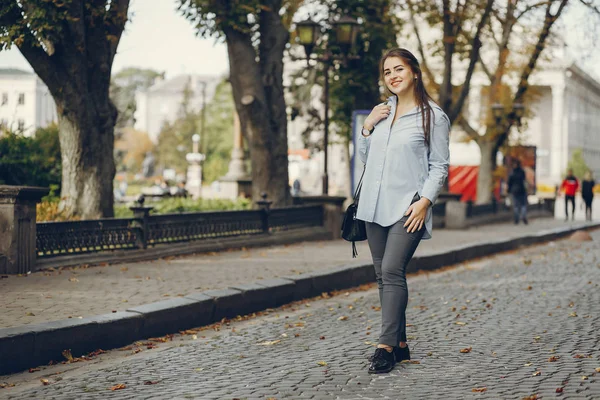 Ragazza in una città — Foto Stock