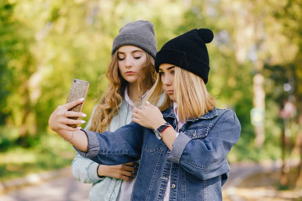 Girls with phone — Stock Photo, Image