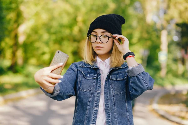 Girl with phone — Stock Photo, Image