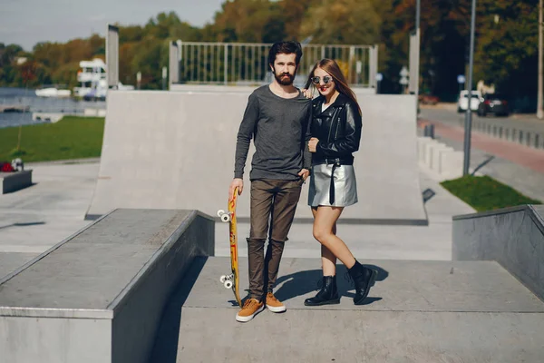 Casal com patins — Fotografia de Stock