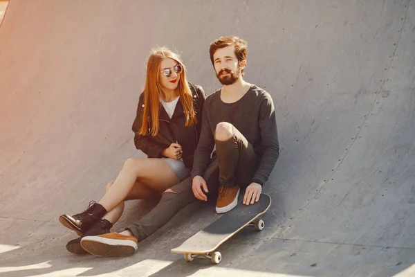 Couple with skate — Stock Photo, Image