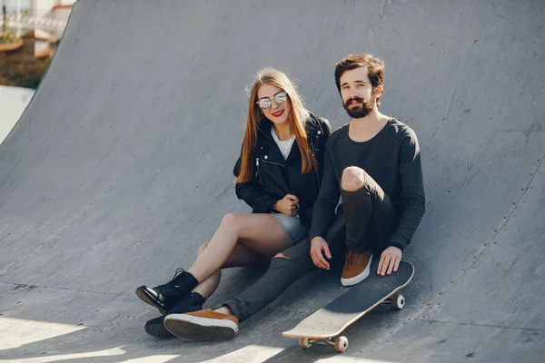 Para z skate — Zdjęcie stockowe