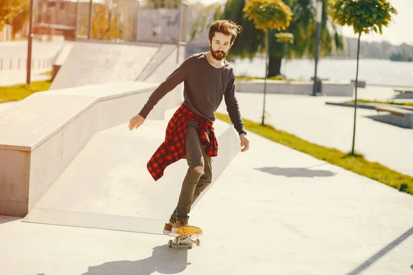 Man met skate — Stockfoto