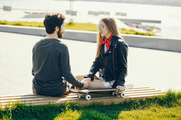 Pareja con patín — Foto de Stock