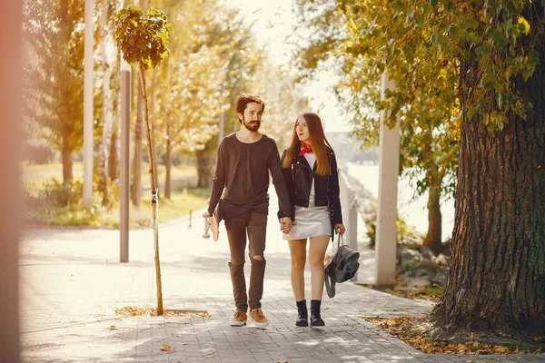 Couple avec skate — Photo