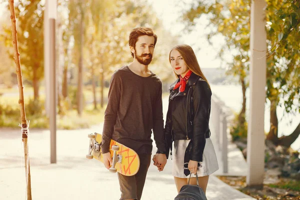 Paar mit Schlittschuhen — Stockfoto