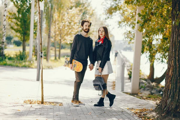 Paar met Skate — Stockfoto
