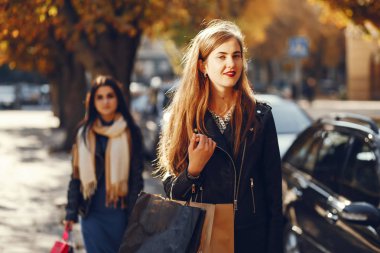 bir alışveriş kızlar