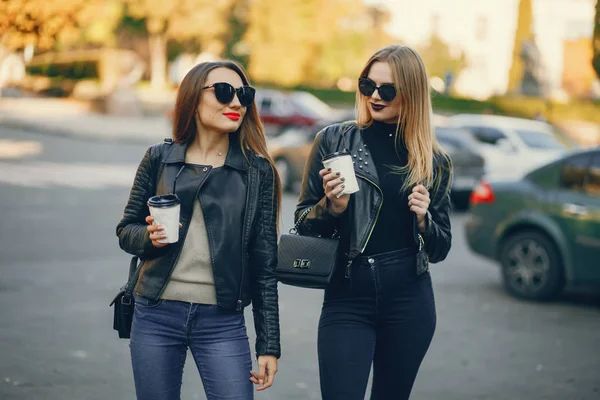 Chicas en una ciudad — Foto de Stock