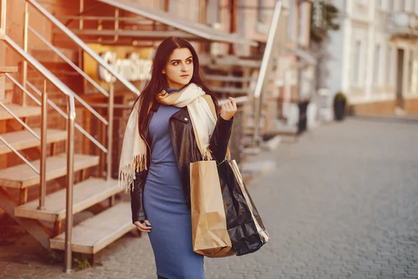 Mädchen beim Einkaufen — Stockfoto