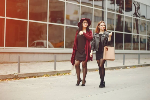 Chicas les encanta ir de compras — Foto de Stock