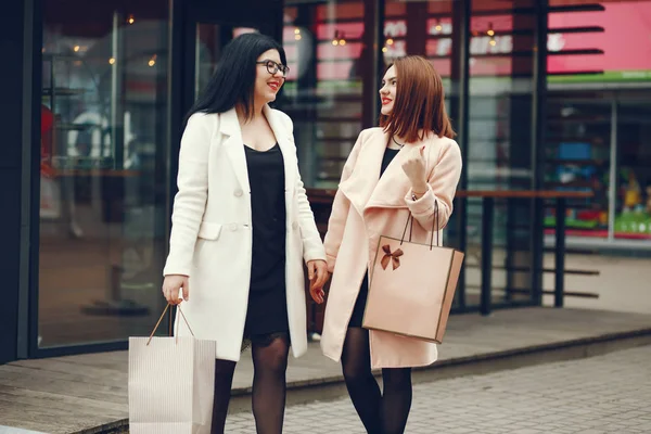 Meninas adoram fazer compras — Fotografia de Stock