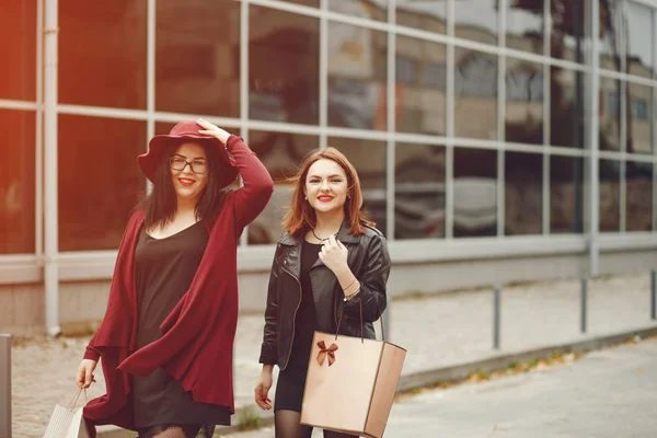 Meninas adoram fazer compras — Fotografia de Stock