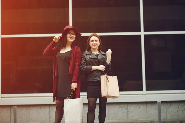 Chicas les encanta ir de compras — Foto de Stock