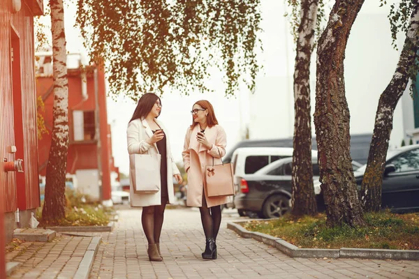 Meninas adoram fazer compras — Fotografia de Stock