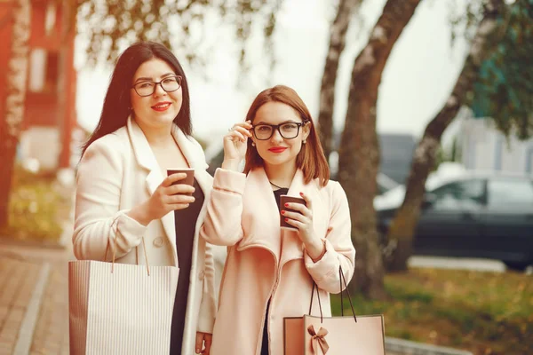 Chicas les encanta ir de compras —  Fotos de Stock