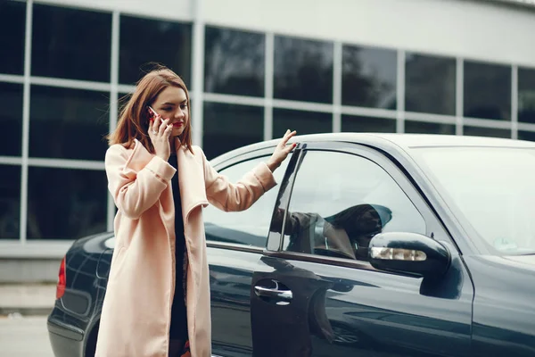 Fille près de voiture — Photo