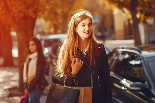 Filles dans un shopping — Photo