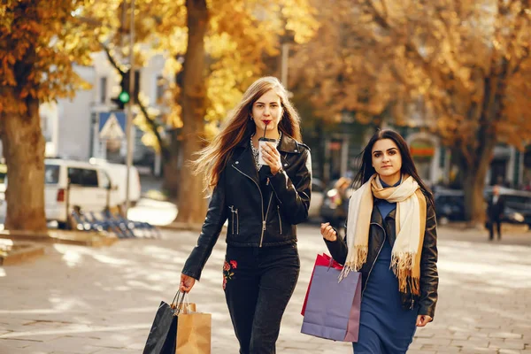 Meninas em um shopping — Fotografia de Stock