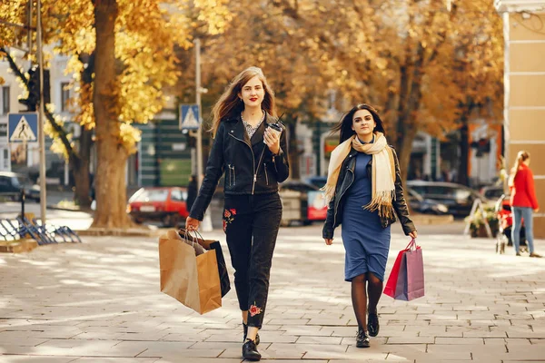Meninas em um shopping — Fotografia de Stock