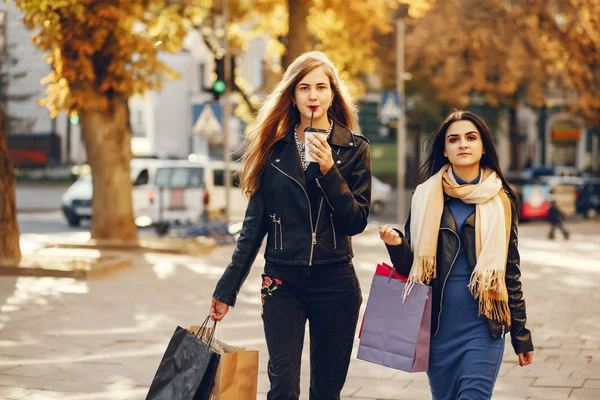Bir alışveriş kızlar — Stok fotoğraf