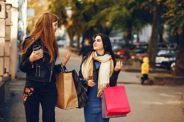 Meninas em um shopping — Fotografia de Stock