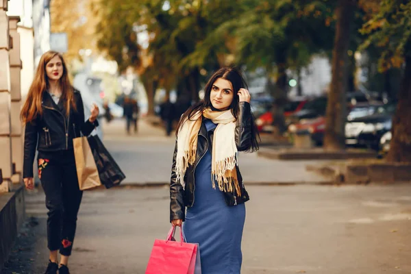 Meninas em um shopping — Fotografia de Stock