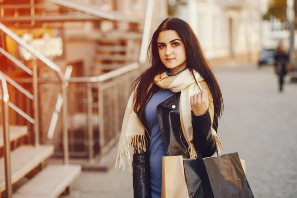 Menina em um shopping — Fotografia de Stock