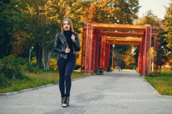 Girl in a city — Stock Photo, Image