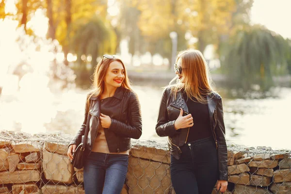 Mädchen in einer Stadt — Stockfoto