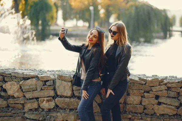 Ragazze in una città — Foto Stock