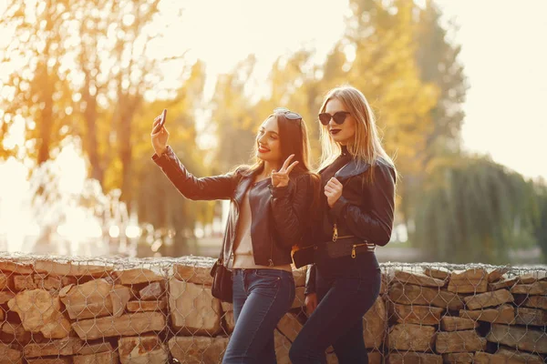 Chicas en una ciudad — Foto de Stock