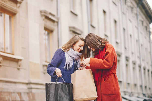 Meninas com saco — Fotografia de Stock