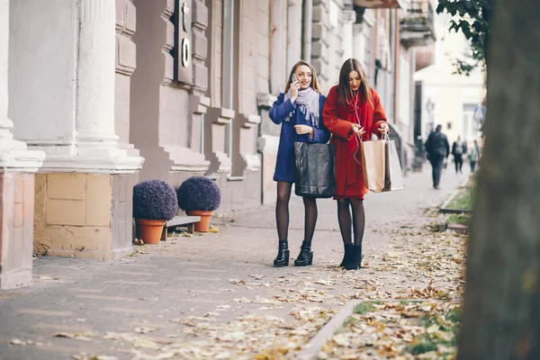 Mädchen mit Tasche — Stockfoto