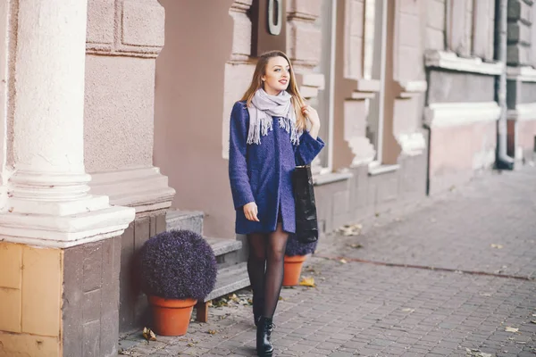 Chica con bolsa — Foto de Stock