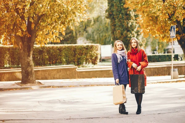 Chicas con bolsa — Foto de Stock