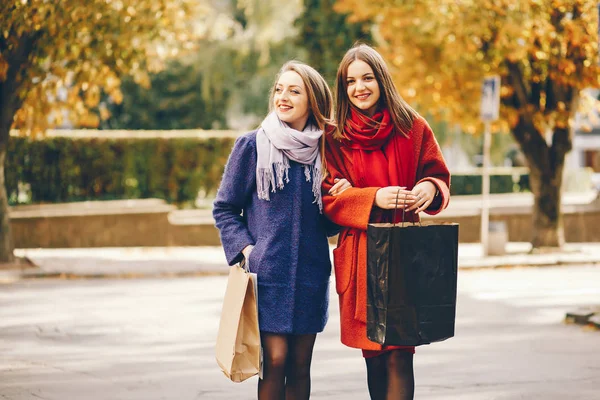 Ragazze con borsa — Foto Stock